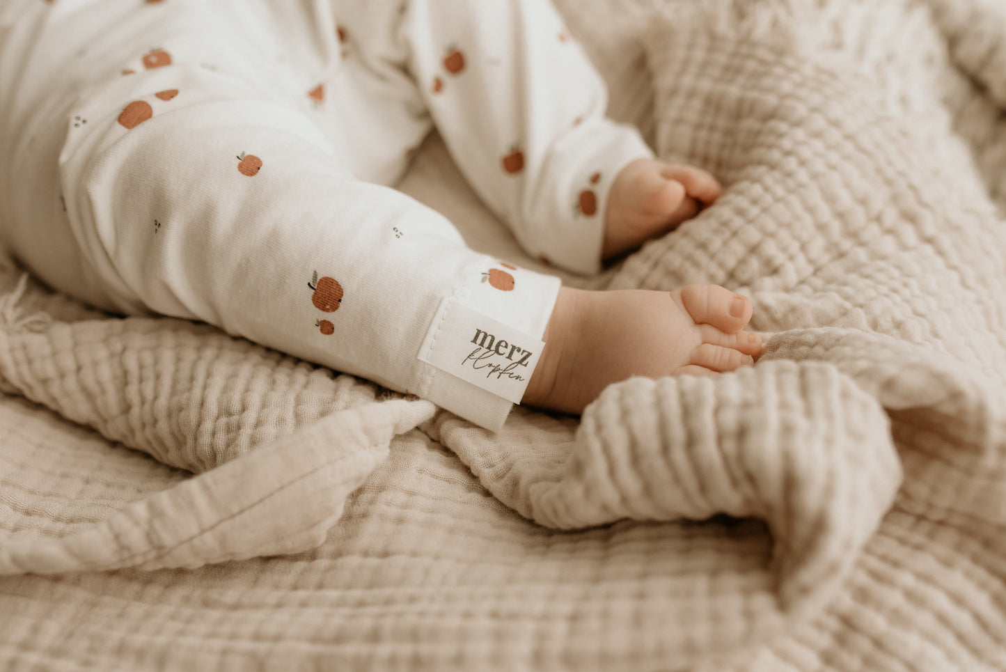 Kinder Leggings Apfel seitlich - bequem und bewegungsfreundlich für Baby und Kleinkind