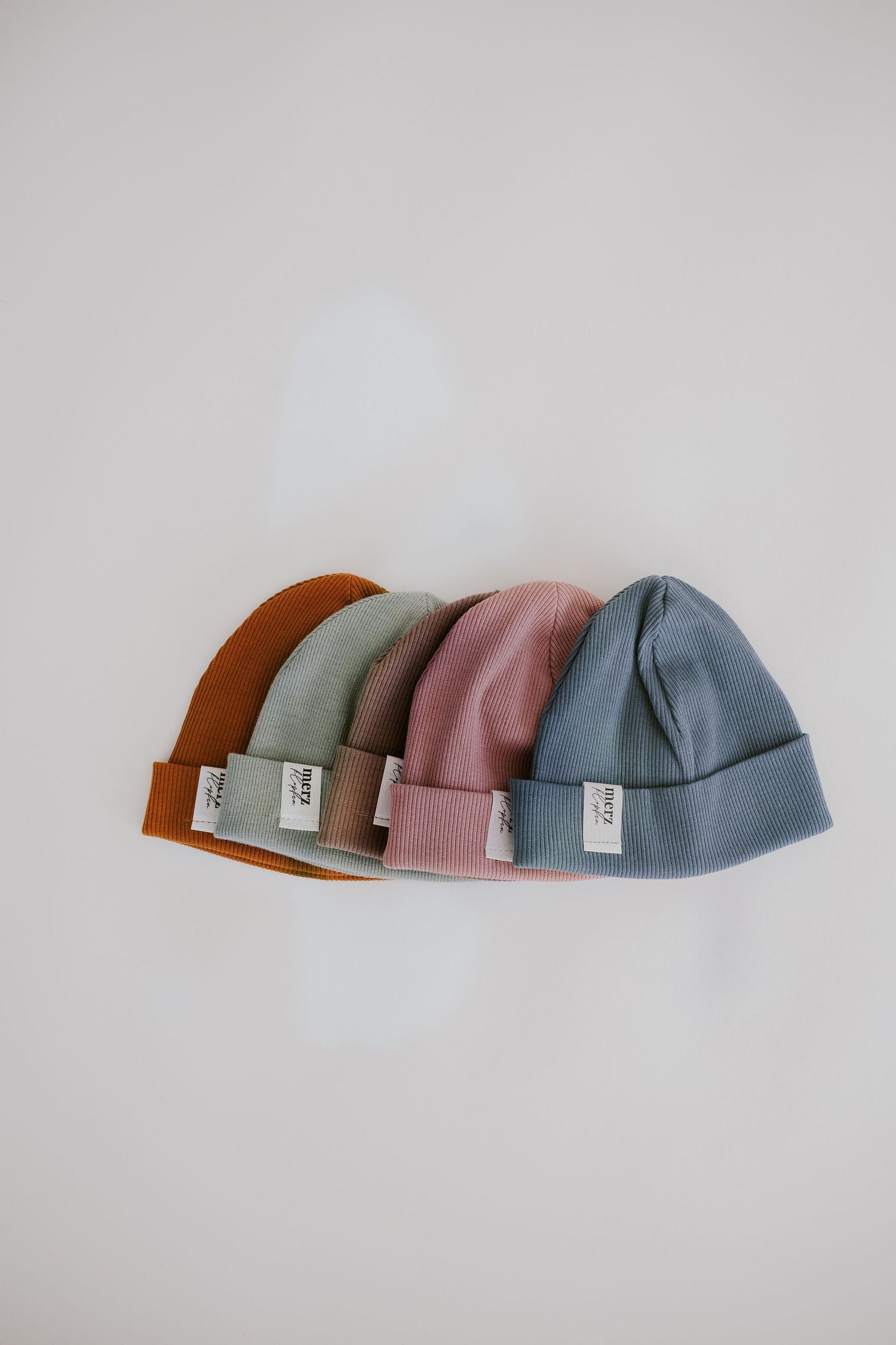Handgefertigte Beanies und Mützen aus Baumwolle in verschiedenen Farben