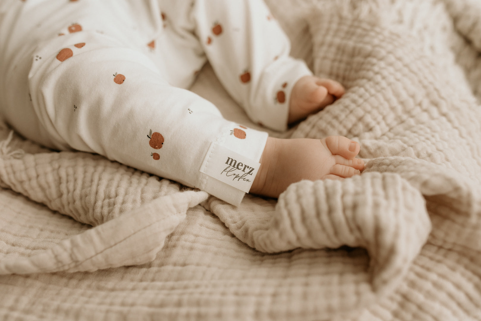 Kinder Leggings Apfel seitlich - bequem und bewegungsfreundlich für Baby und Kleinkind
