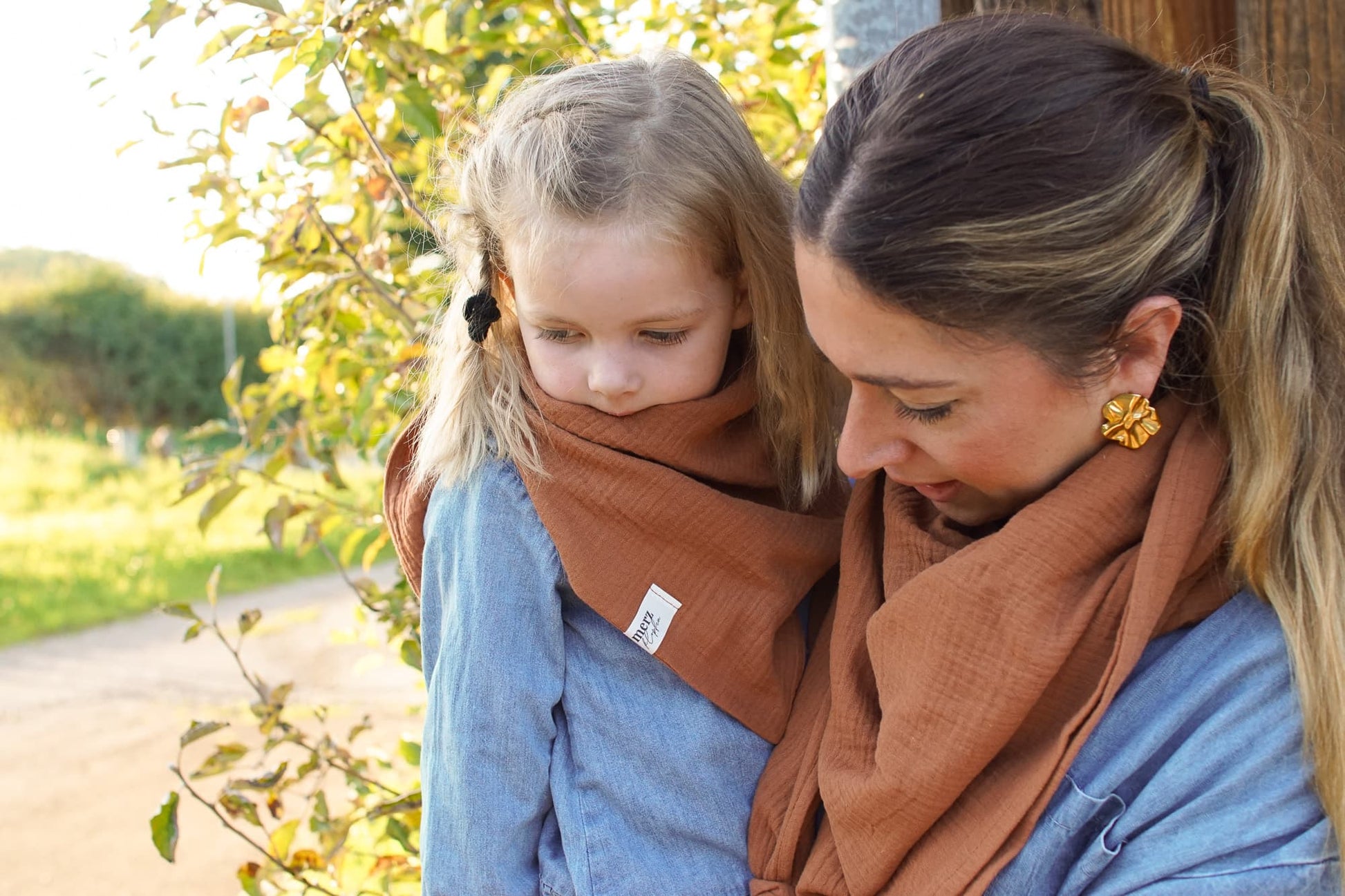 XL Musselintuch Zimt im Mini-Me-Look - Mama und Kind mit Musselintuch, handgefertigt im Raum Stuttgart
