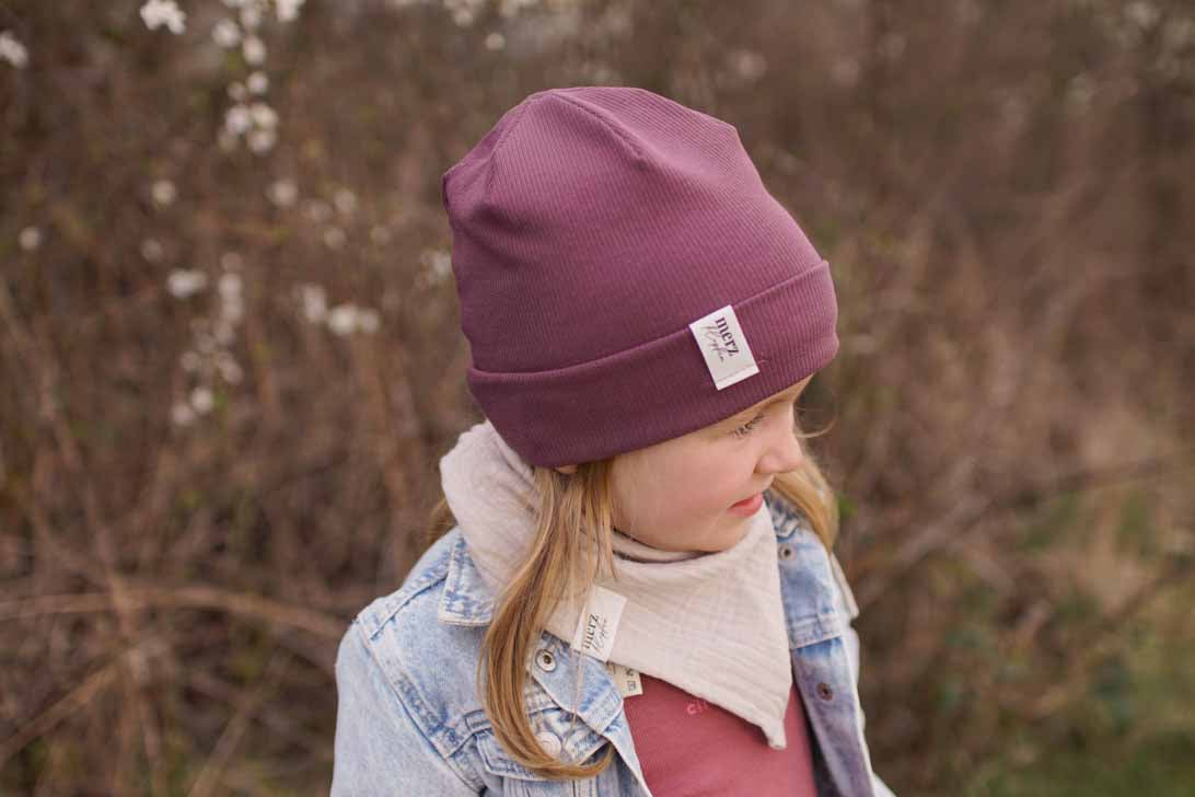 Kinder Beanie Aubergine Seitenansicht - flexible Krempe, nachhaltig produziert im Raum Stuttgart
