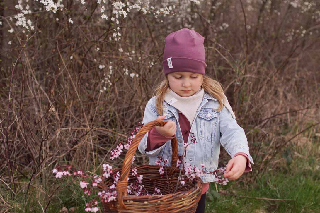 Kinder Beanie Aubergine Detail - weiche Baumwolle mit Rippstruktur, OEKO-TEX zertifiziert
