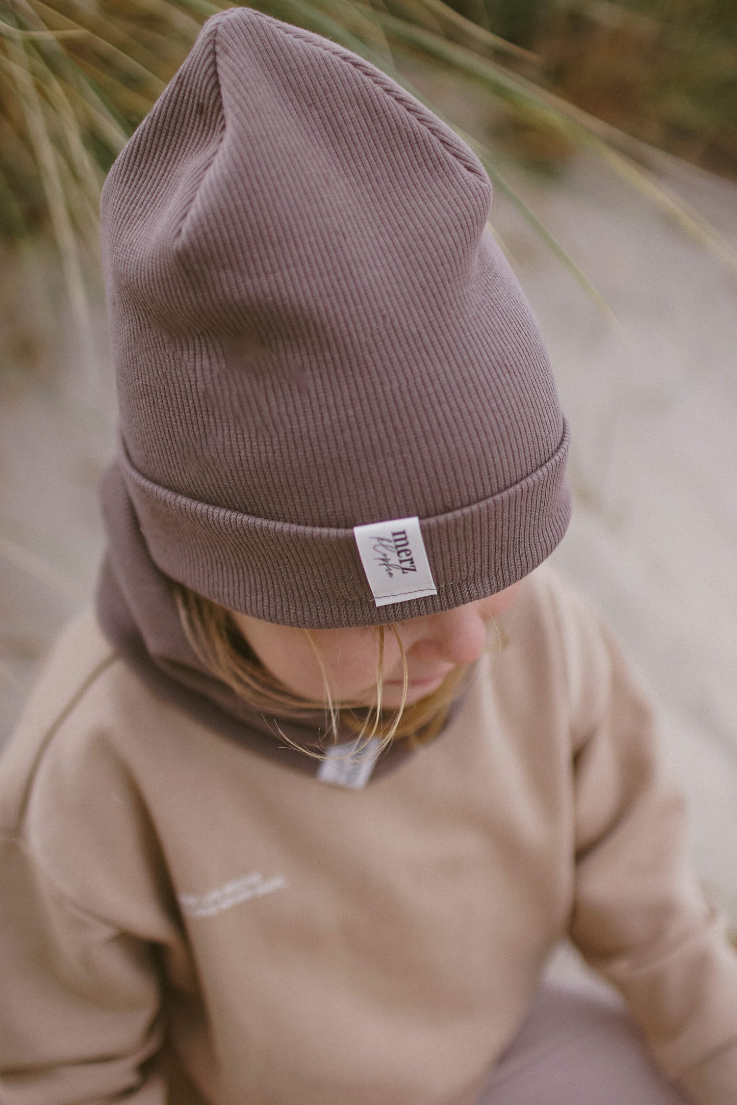 Kinder Beanie Taupe Lifestyle - handgefertigt in Deutschland, Größen XS bis XL

