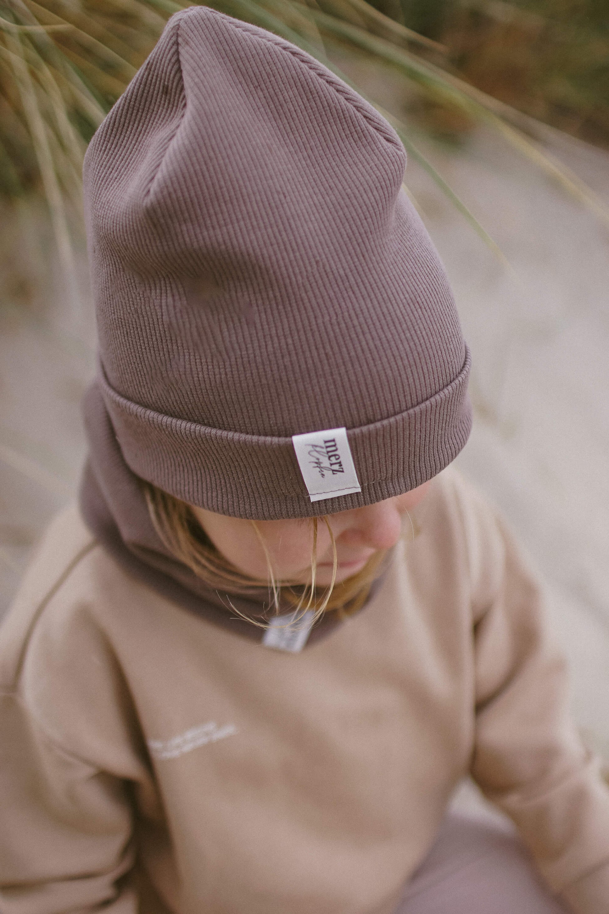 Kinder Beanie Taupe Lifestyle - handgefertigt in Deutschland, Größen XS bis XL
