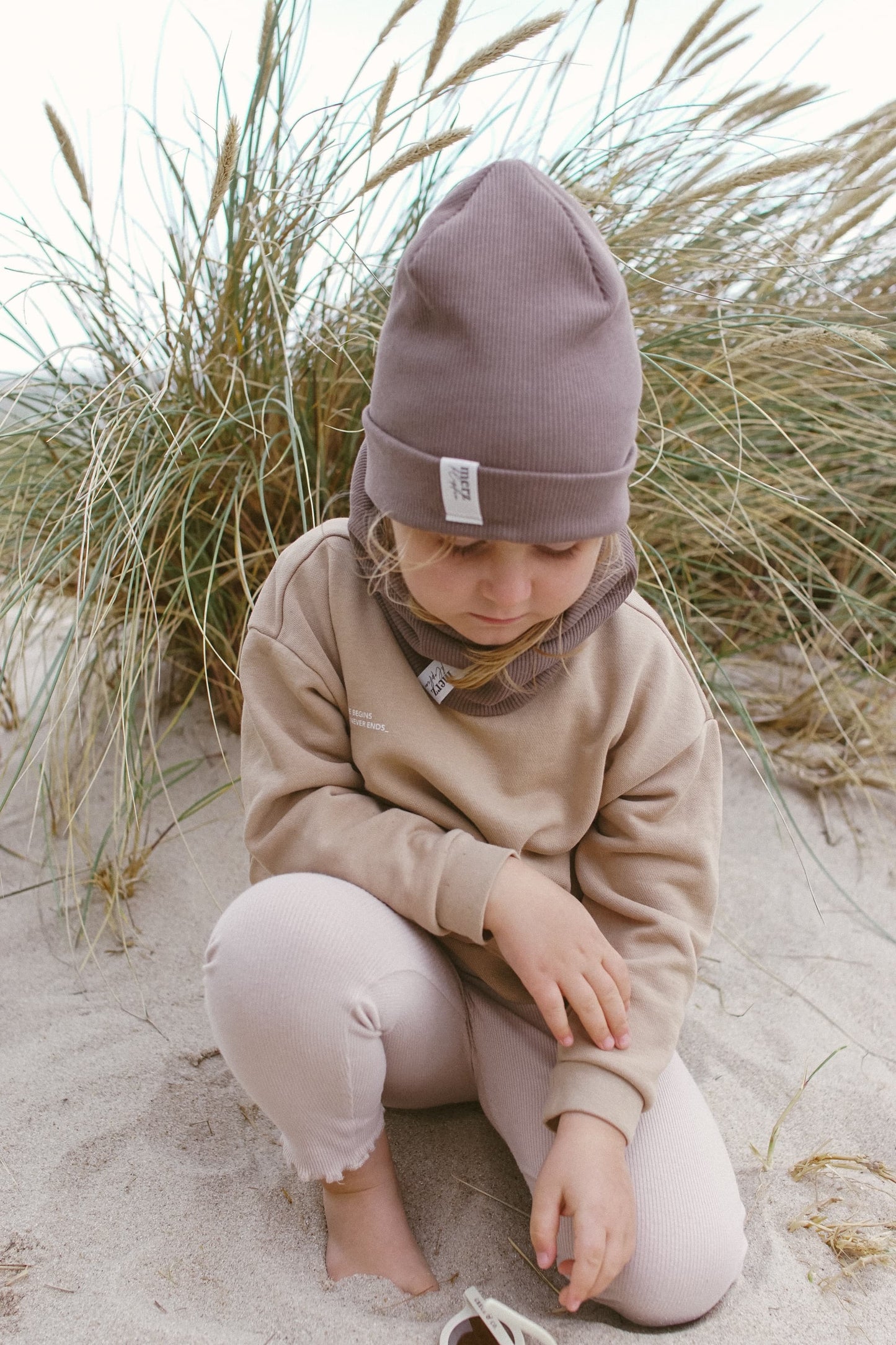 Kinder Beanie Taupe - nachhaltige Kindermode von merzklopfen, perfekt für Frühling und Herbst
