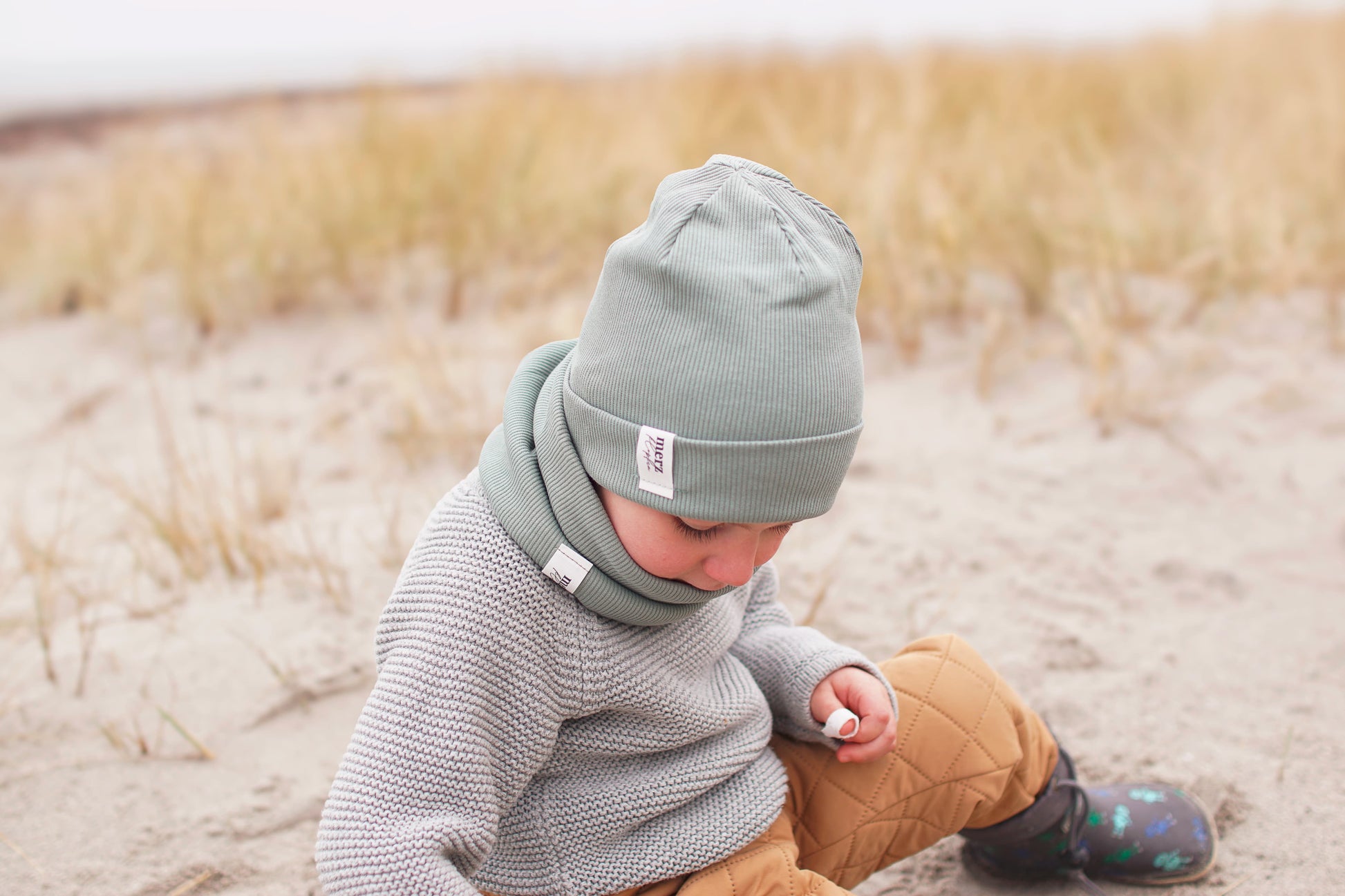 merzklopfen-kinder-beanie-salbei-seitlich